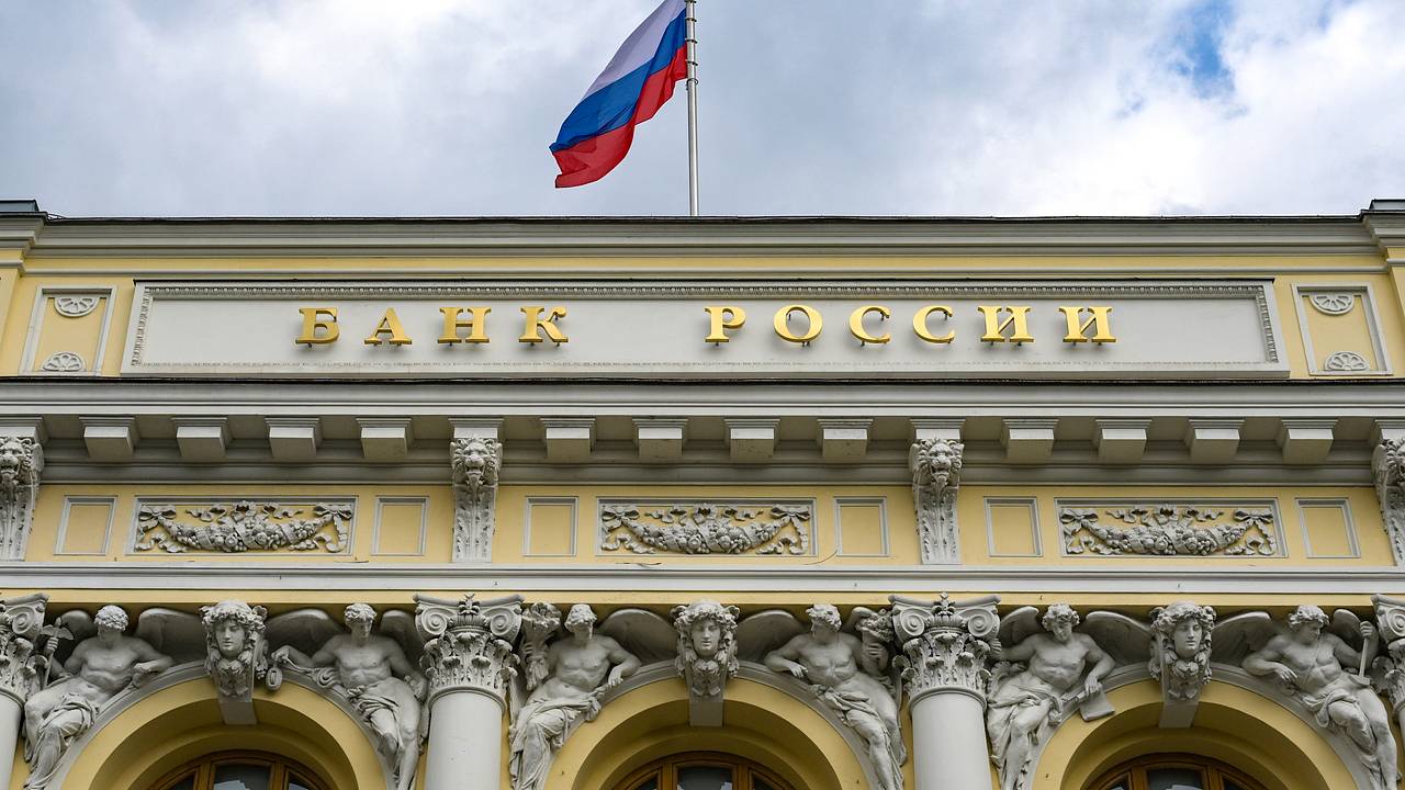 Средняя ставка по вкладам в рублях продолжила снижаться