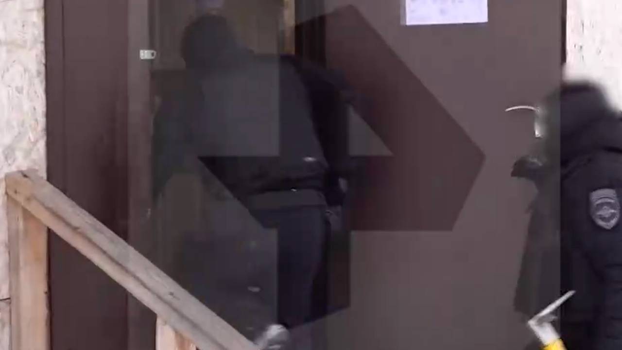 Налет полиции на тоталитарную секту в российском городе попал на видео