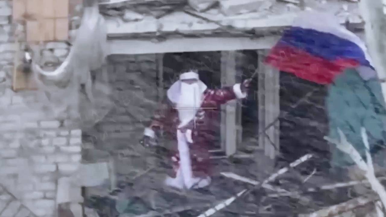 Российские войска в костюмах Деда Мороза навели панику в рядах ВСУ Российские войска в костюмах Деда Мороза навели панику в рядах ВСУ