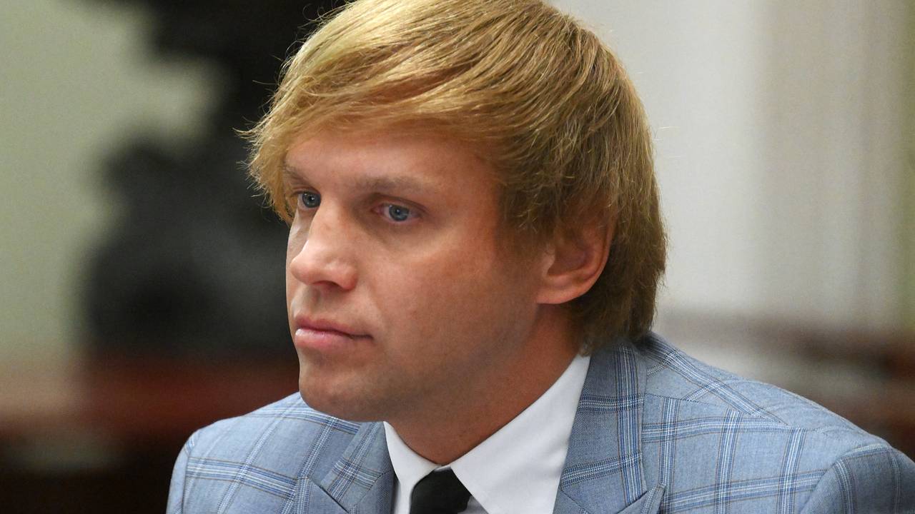 Победителя «Танцев со звездами» отпустили под подписку о невыезде по делу о хищениях