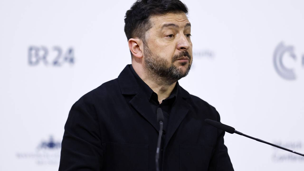 Зеленский отказался от соглашения о прекращении войны Зеленский отказался от соглашения о прекращении войны