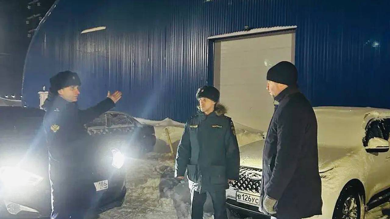 Подросток не выжил после схода снега с нечищеной крыши в ХМАО