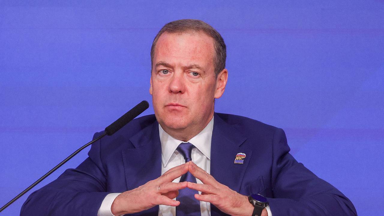 Медведев предсказал продолжительность жизни Зеленского