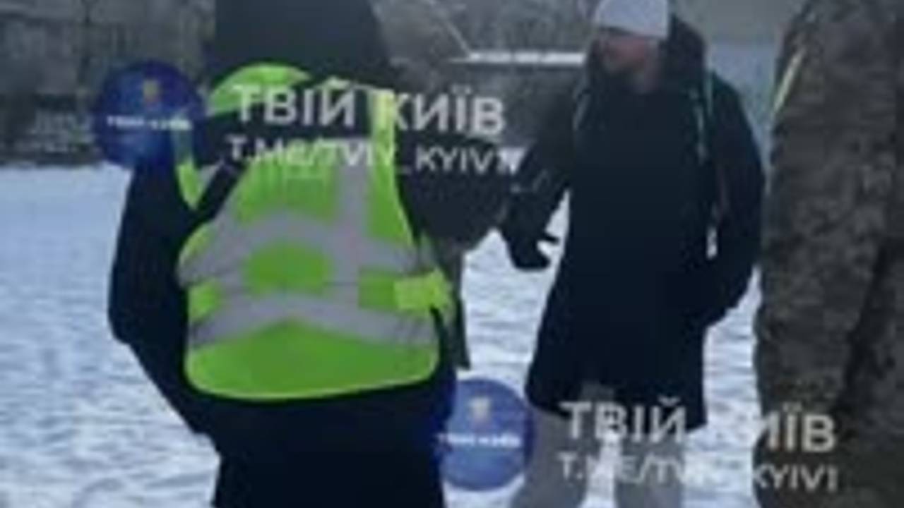 В Киеве сотрудник ТЦК пристегнул к себе мобилизованного мужчину и попал на видео