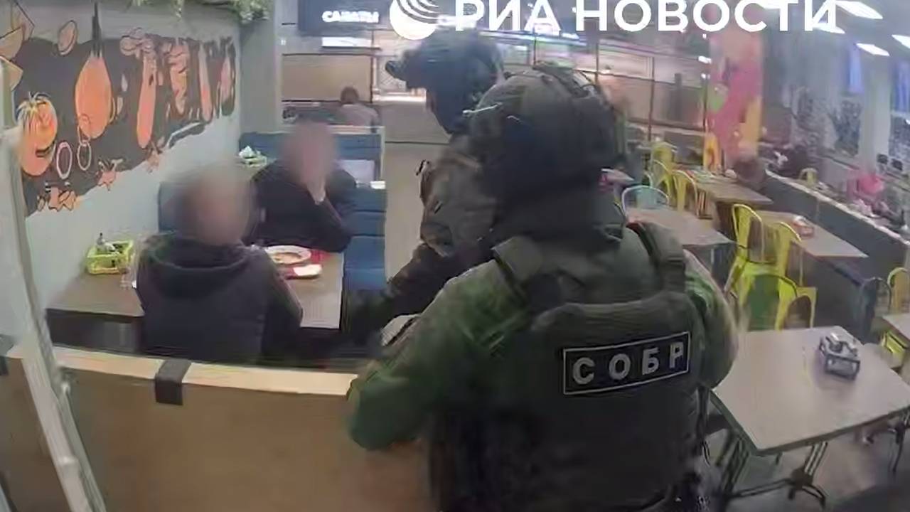 Спецназ в кафе уронил на пол торговца оружием и попал на видео