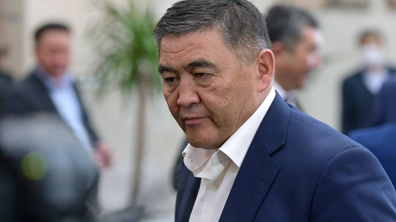 Постсоветский лидер уволил друга и посоветовал отдохнуть Постсоветский лидер уволил друга и посоветовал отдохнуть