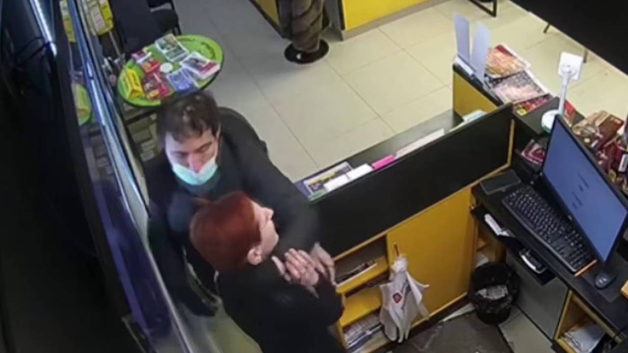 Нападения с холодным оружием на сотрудников российского ТЦ попали на видео Нападения с холодным оружием на сотрудников российского ТЦ попали на видео