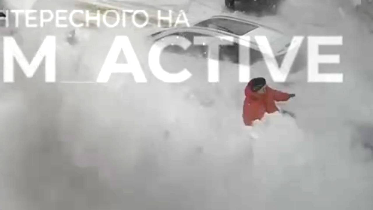 В российском городе снег с крыши рухнул на женщину