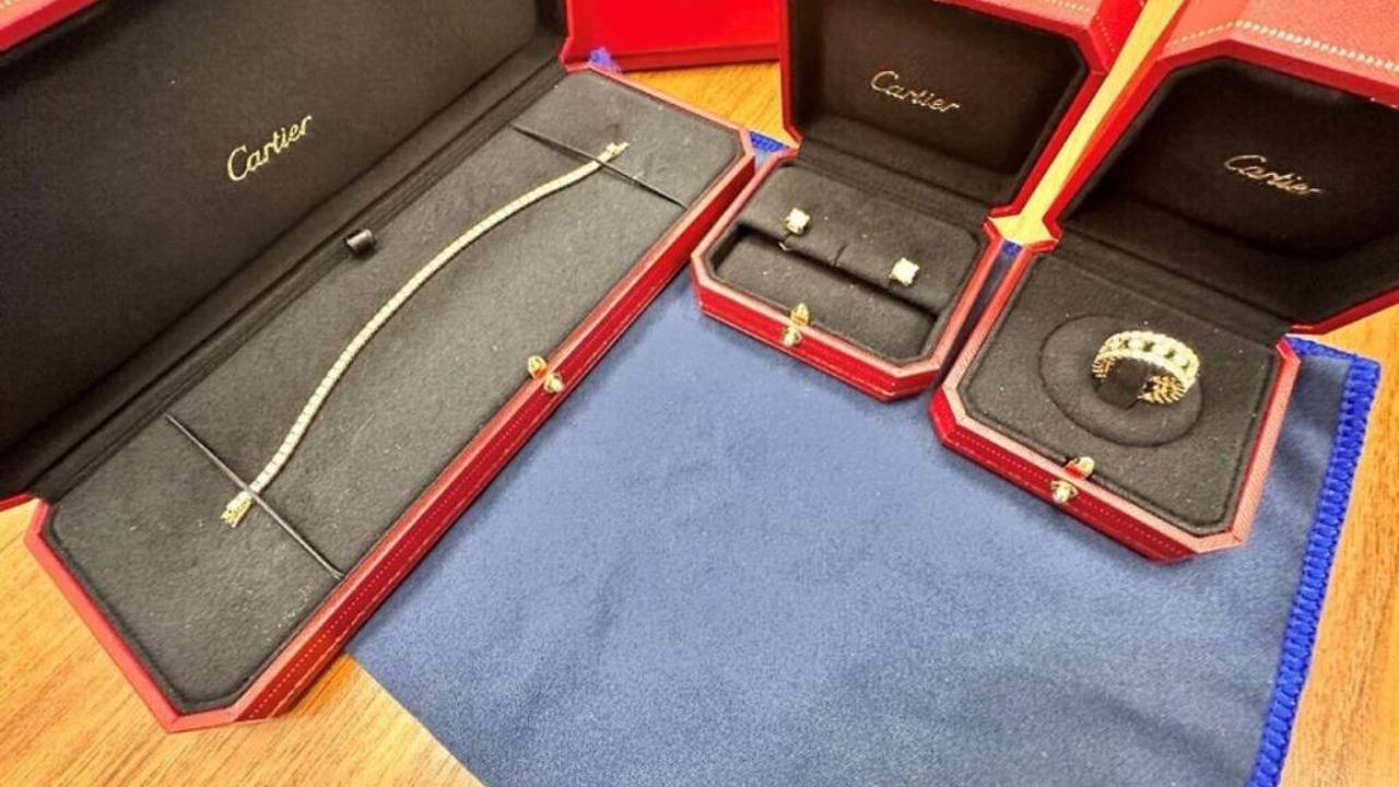 Россиянка прилетела из ОАЭ с украшениями Cartier на миллионы рублей и попалась в аэропорту