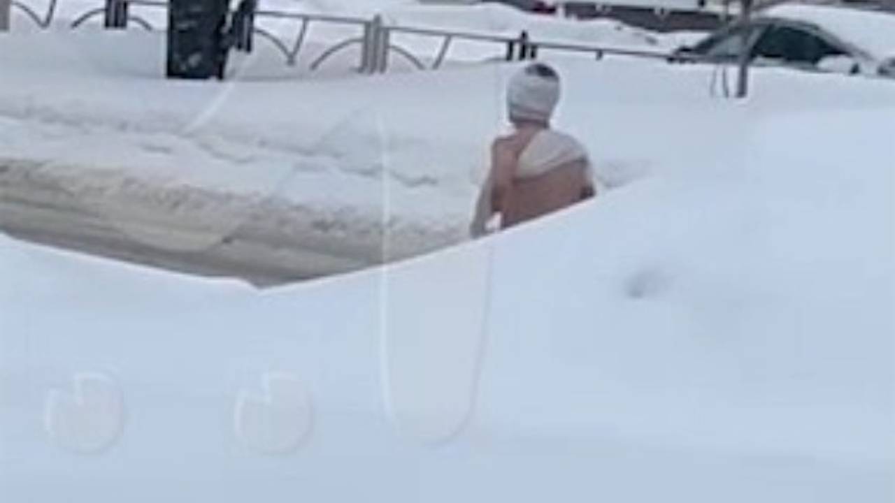 Голого мужчину в бинтах заметили бегущим по улице российского города и сняли на видео