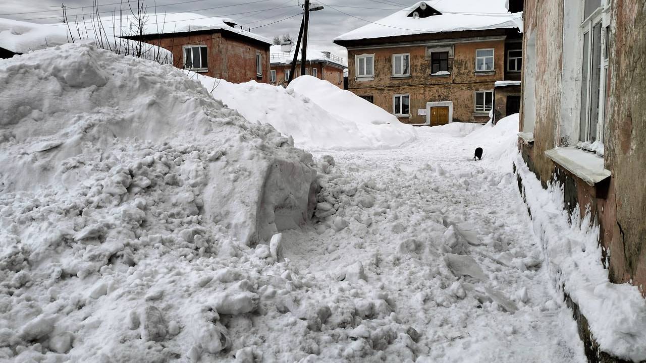 Ребенок из российского города получил перелом ноги и позвоночника после обрушения снега