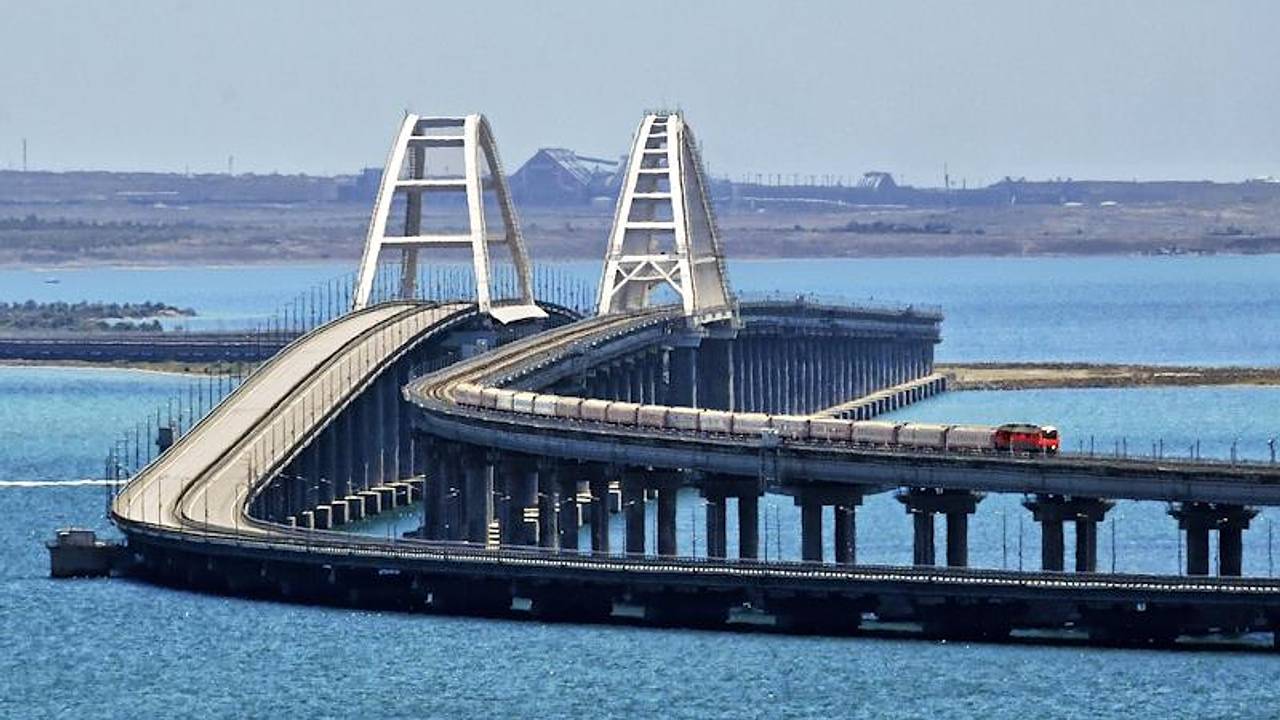 Пассажирские поезда массово задержались на Крымском мосту Пассажирские поезда массово задержались на Крымском мосту