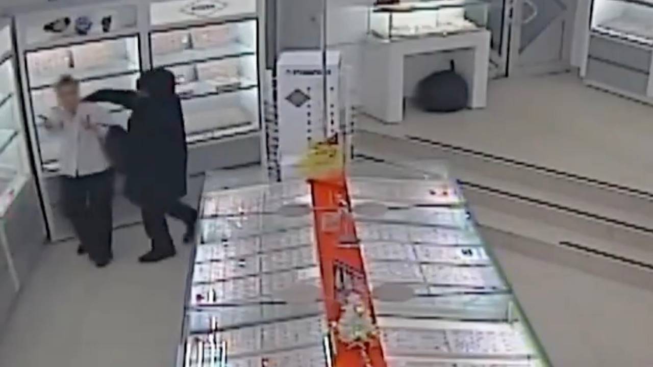 Ворвавшийся в ювелирный магазин с пистолетом россиян попал на видео