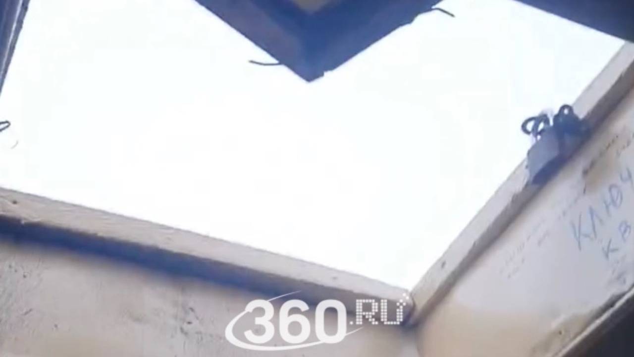 В российском городе крышу жилого дома сорвало из-за непогоды В российском городе крышу жилого дома сорвало из-за непогоды