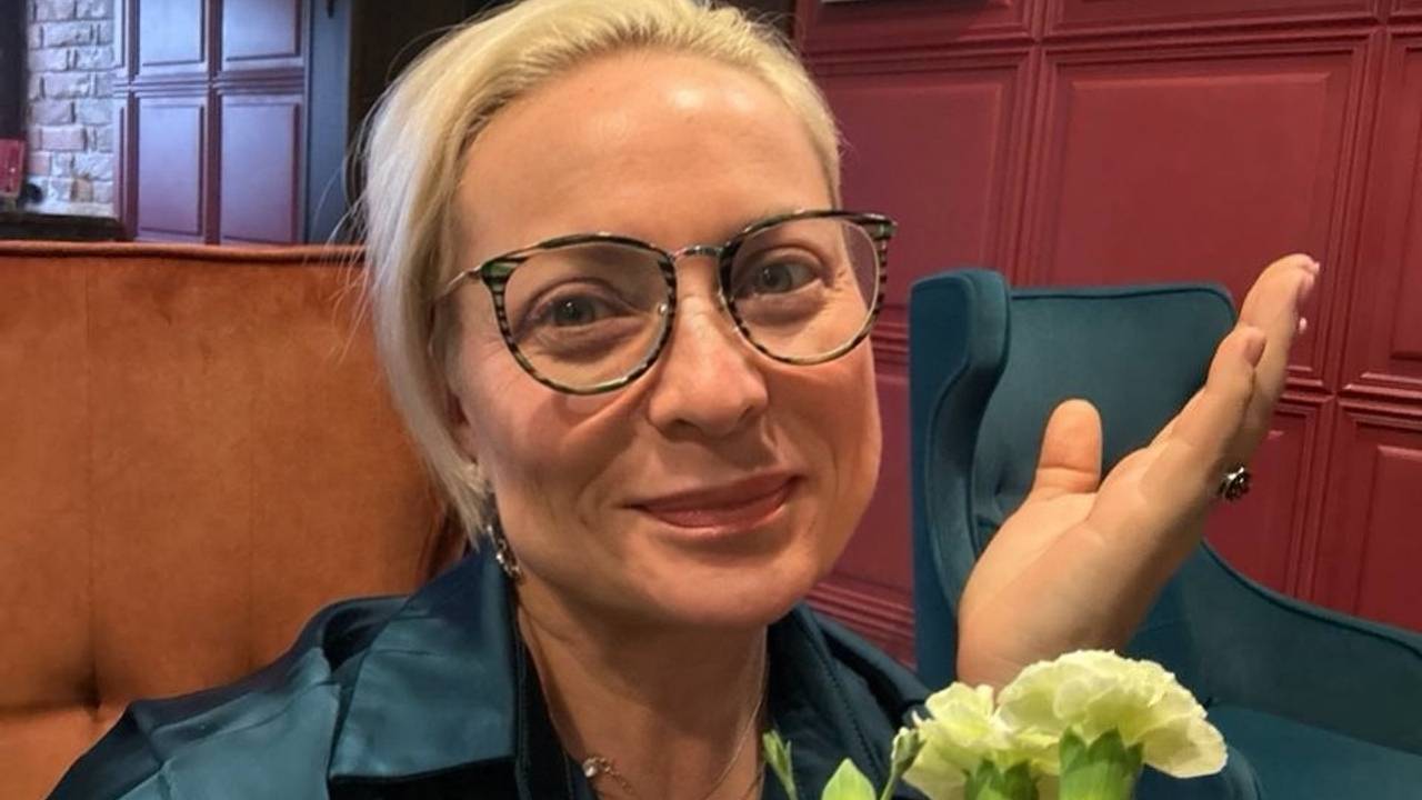 Звезда «Интернов» показала внешность без макияжа в честь 54-летия