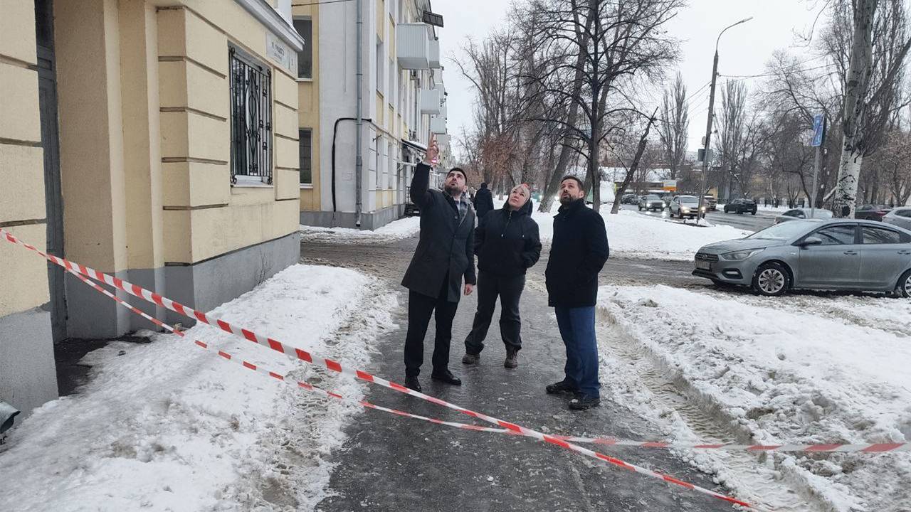 В российском городе ледяная глыба рухнула на коляску с младенцем