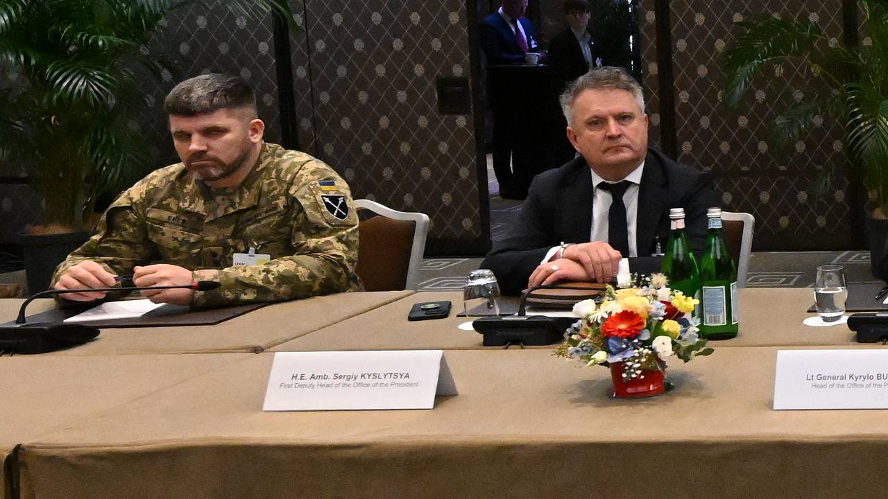 Начальник генштаба ВСУ пришел на переговоры в Женеве в камуфляже
