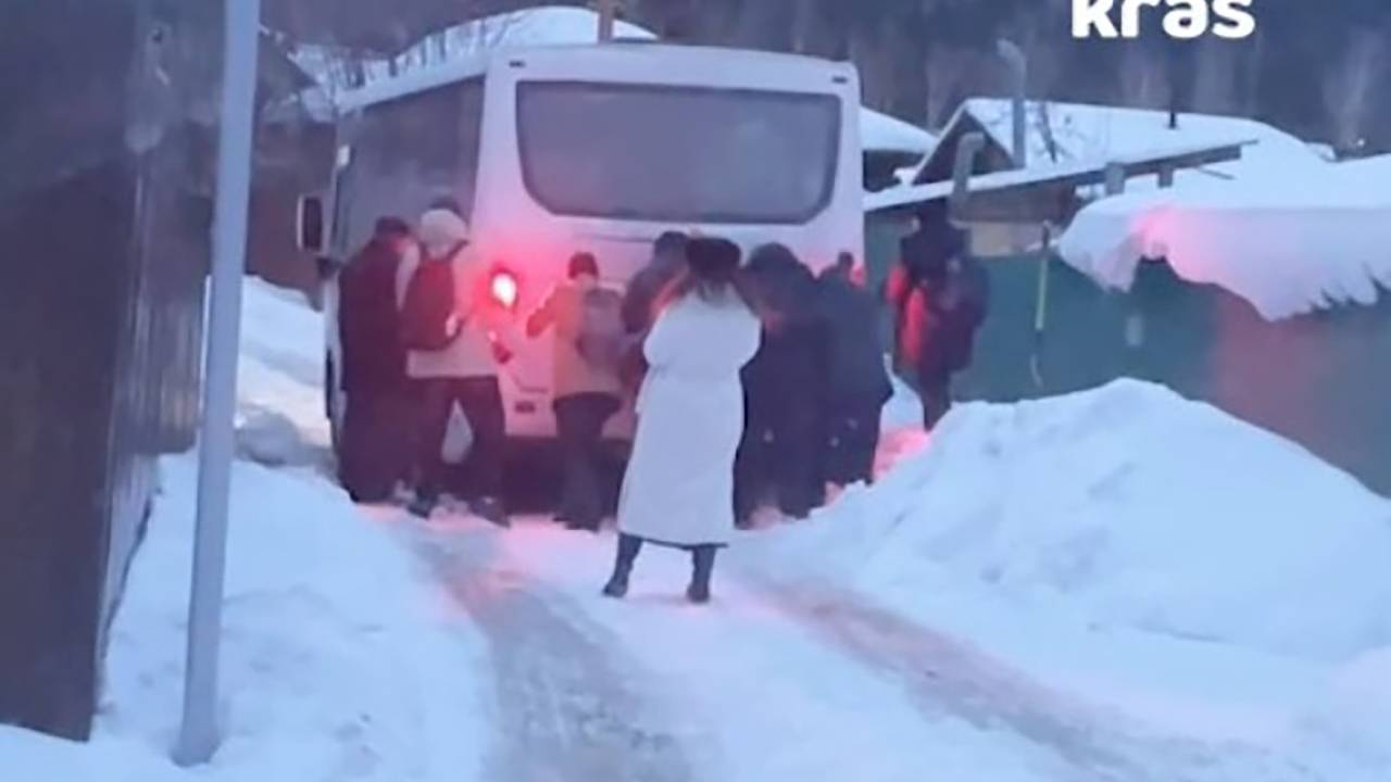 В России толкающих застрявший в сугробе автобус сняли на видео В России толкающих застрявший в сугробе автобус сняли на видео