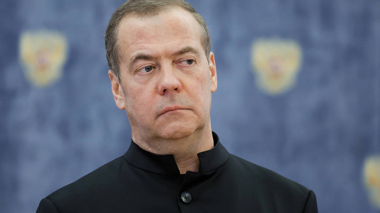 Медведев фразой «ну, вот и все» отреагировал на разгромное интервью экс-главкома ВСУ