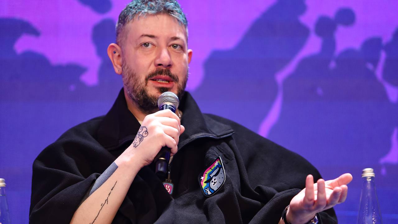 Артемий Лебедев матом высказался о закрывшей визовые центры для россиян стране