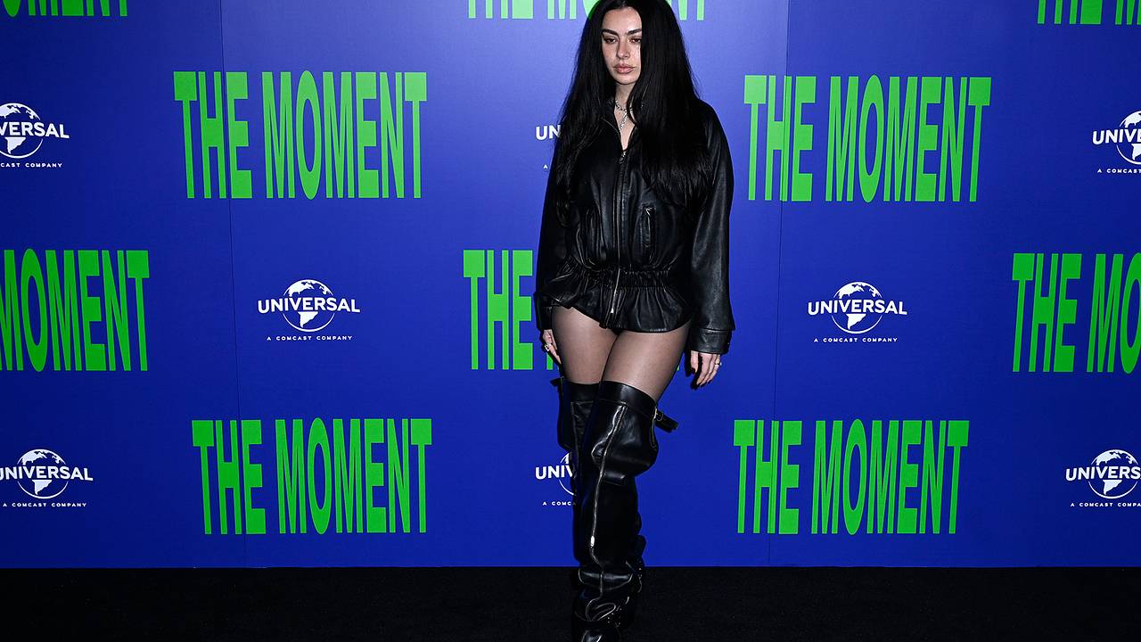 Charli XCX пришла на премьеру фильма без штанов