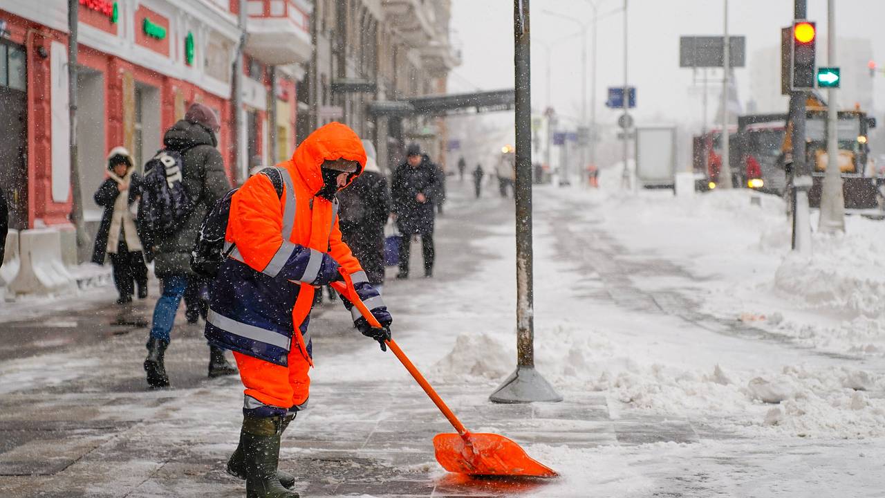 На Москву обрушился снежный шторм. Собянин предупредил об аномалии. Что происходит в столице и когда утихнет буря?