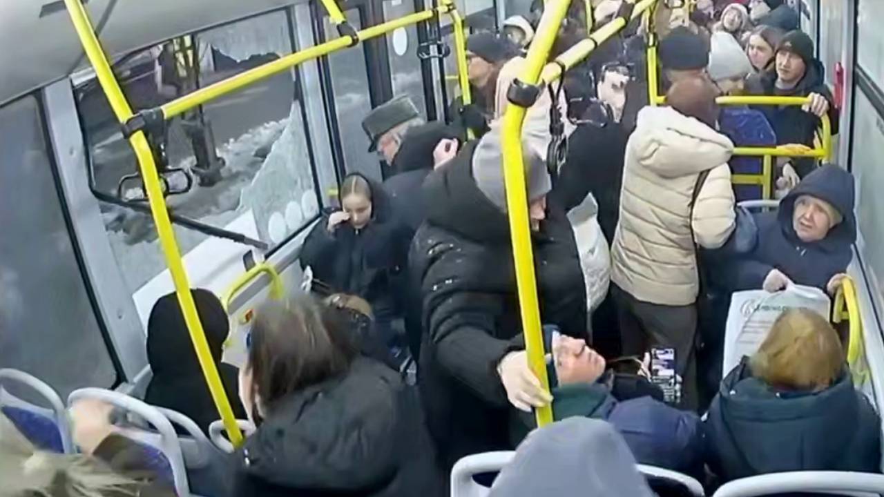 В российском городе в салон автобуса влетел дорожный знак