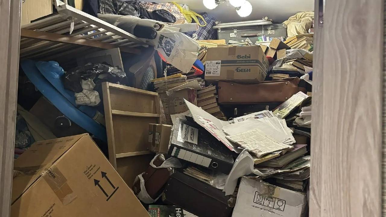Россиянин сделал из квартиры свалку и не впускал туда семью