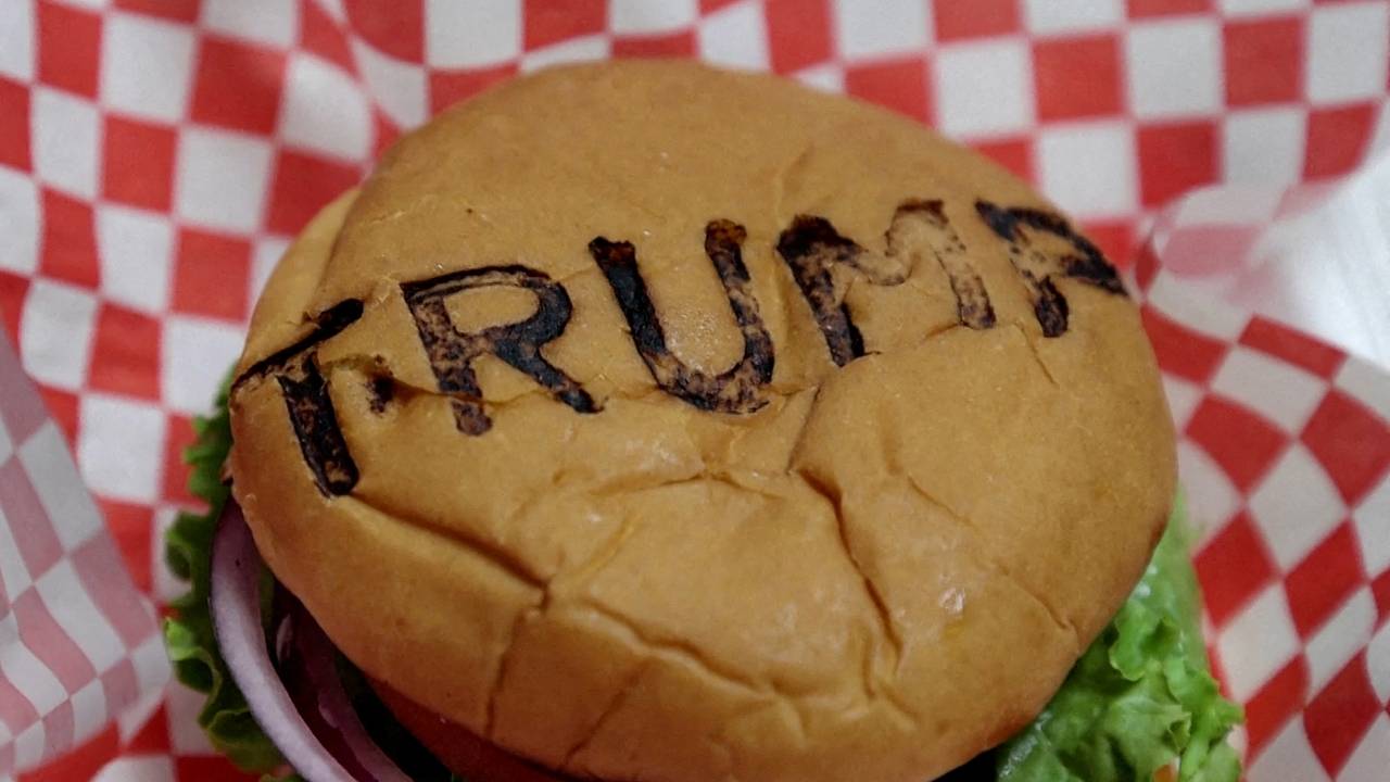 Трамп заехал в фастфуд за гамбургерами для команды