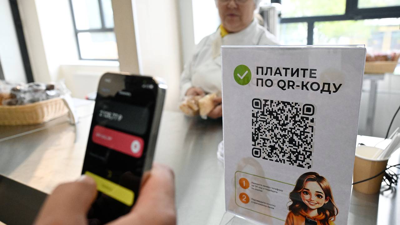 Россияне стали чаще платить с помощью QR-кодов и биометрии
