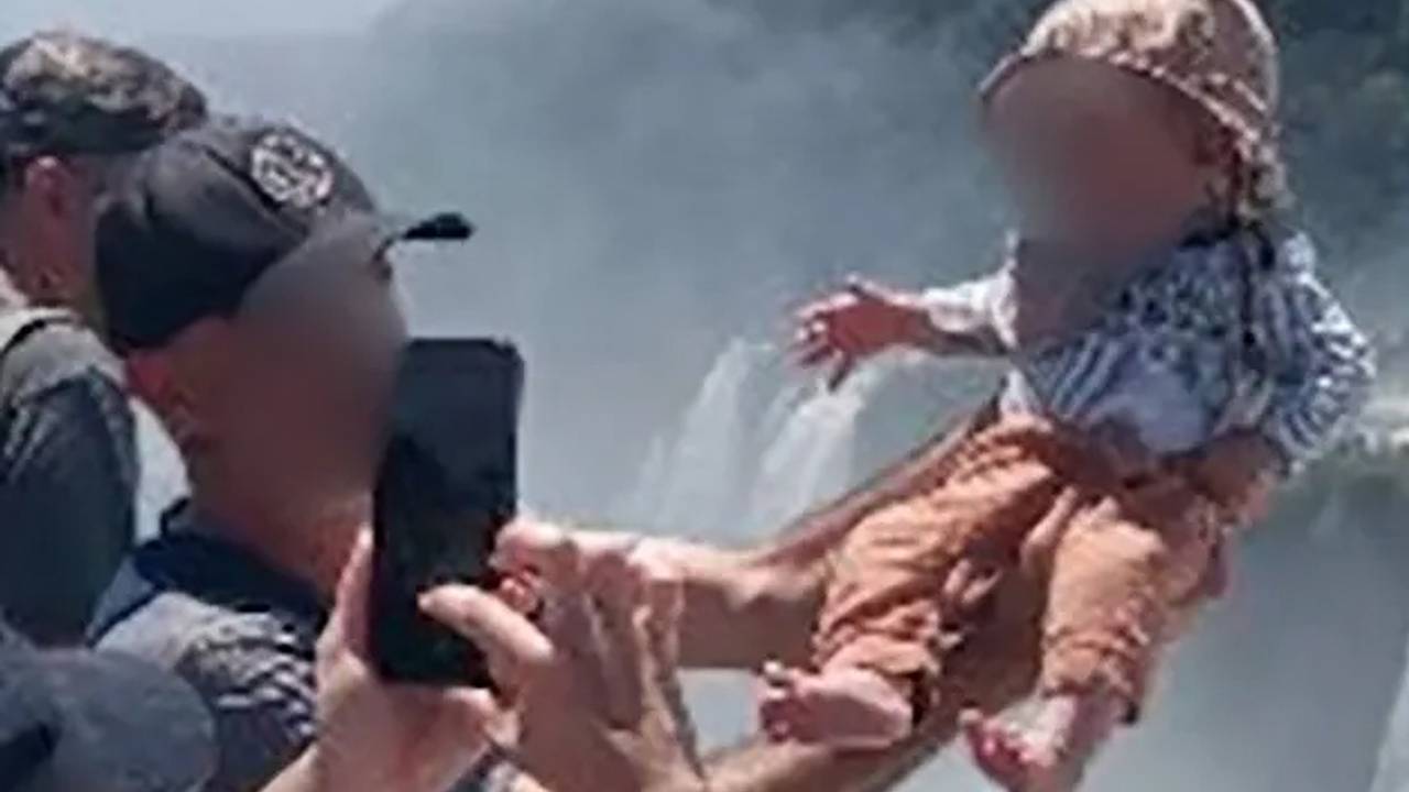 Турист подержал младенца над «Глоткой Дьявола» ради фото и нарвался на критику в сети