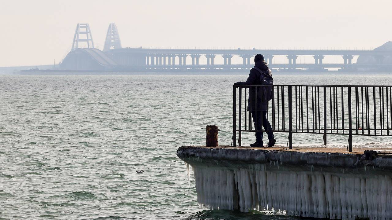 Движение по Крымскому мосту временно перекрыли Движение по Крымскому мосту временно перекрыли