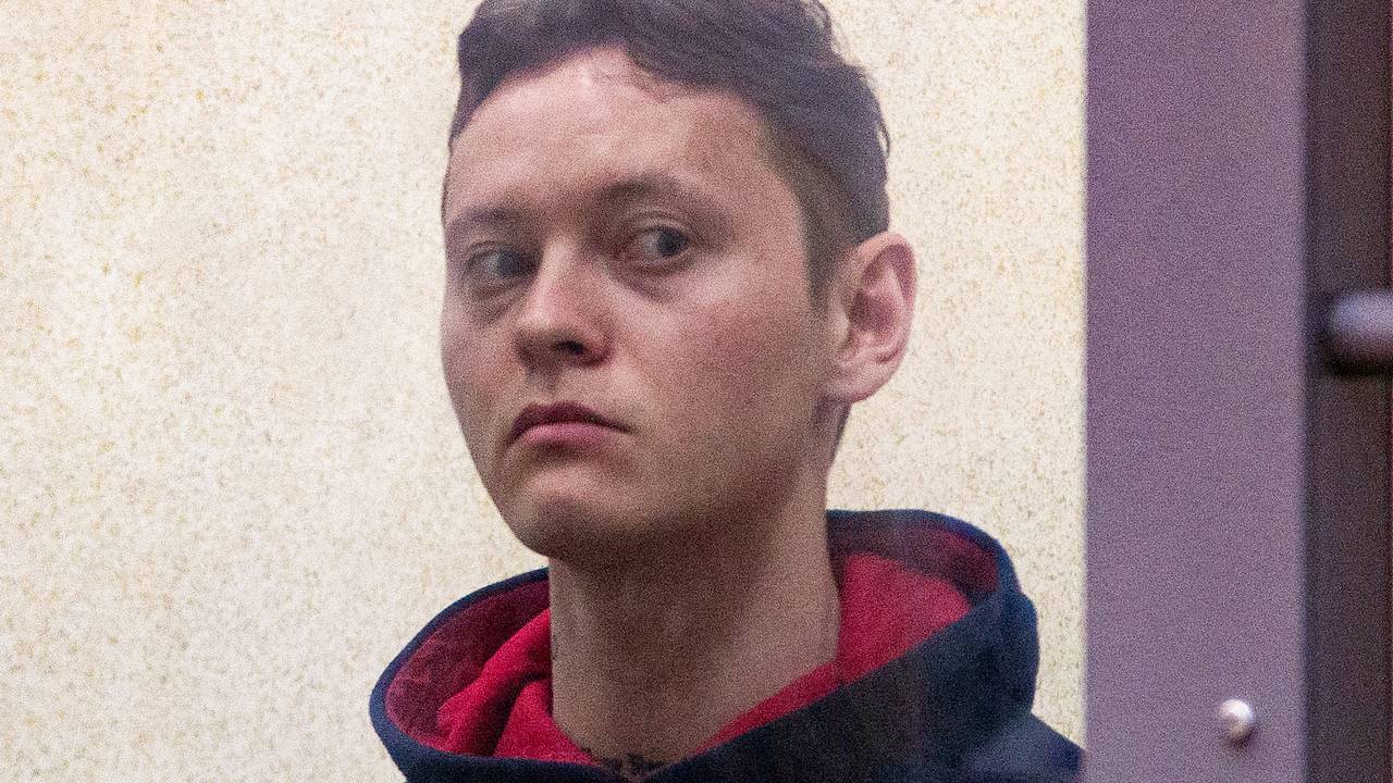Сжегший российский паспорт Шарлот перешел на патриотические песни