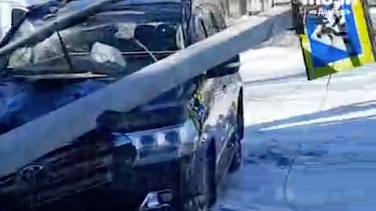 Внедорожник сбил пожилого мужчину и снес знак пешеходного перехода