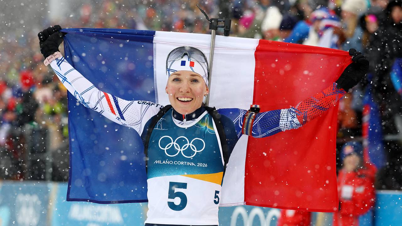 Французская биатлонистка Мишлон выиграла масс-старт на Олимпиаде Французская биатлонистка Мишлон выиграла масс-старт на Олимпиаде