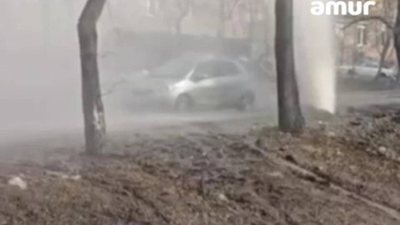 В российском городе забил пятиэтажный гейзер