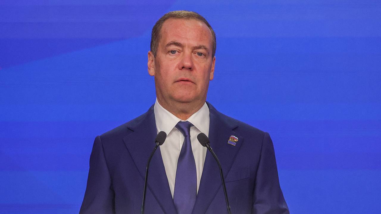 Медведев дал «очевидный и жесткий» ответ на вопрос о передаче Украине ядерного оружия