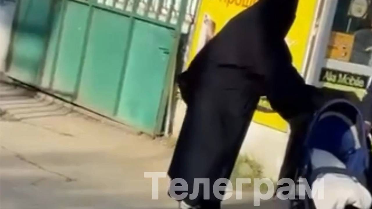 Появились подробности о возившей в Дагестане коляску с телом дочери женщине