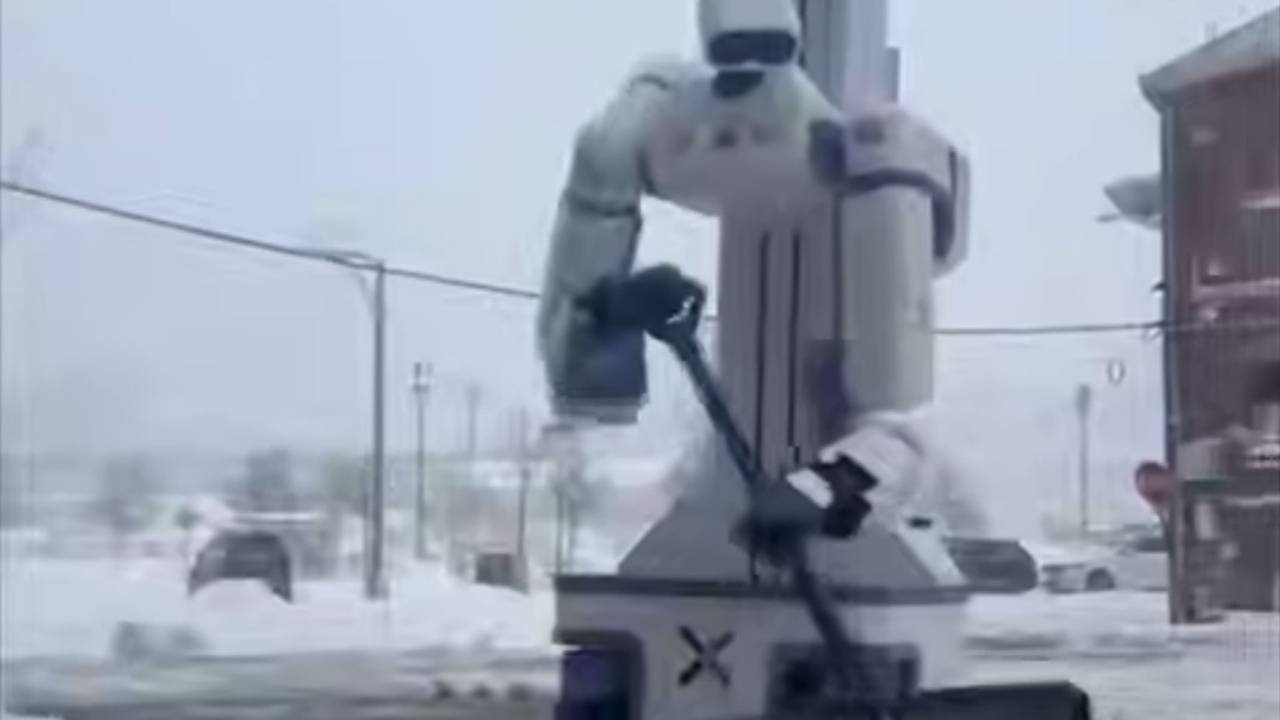 Робот-дворник вышел на расчистку заснеженных улиц и попал на видео