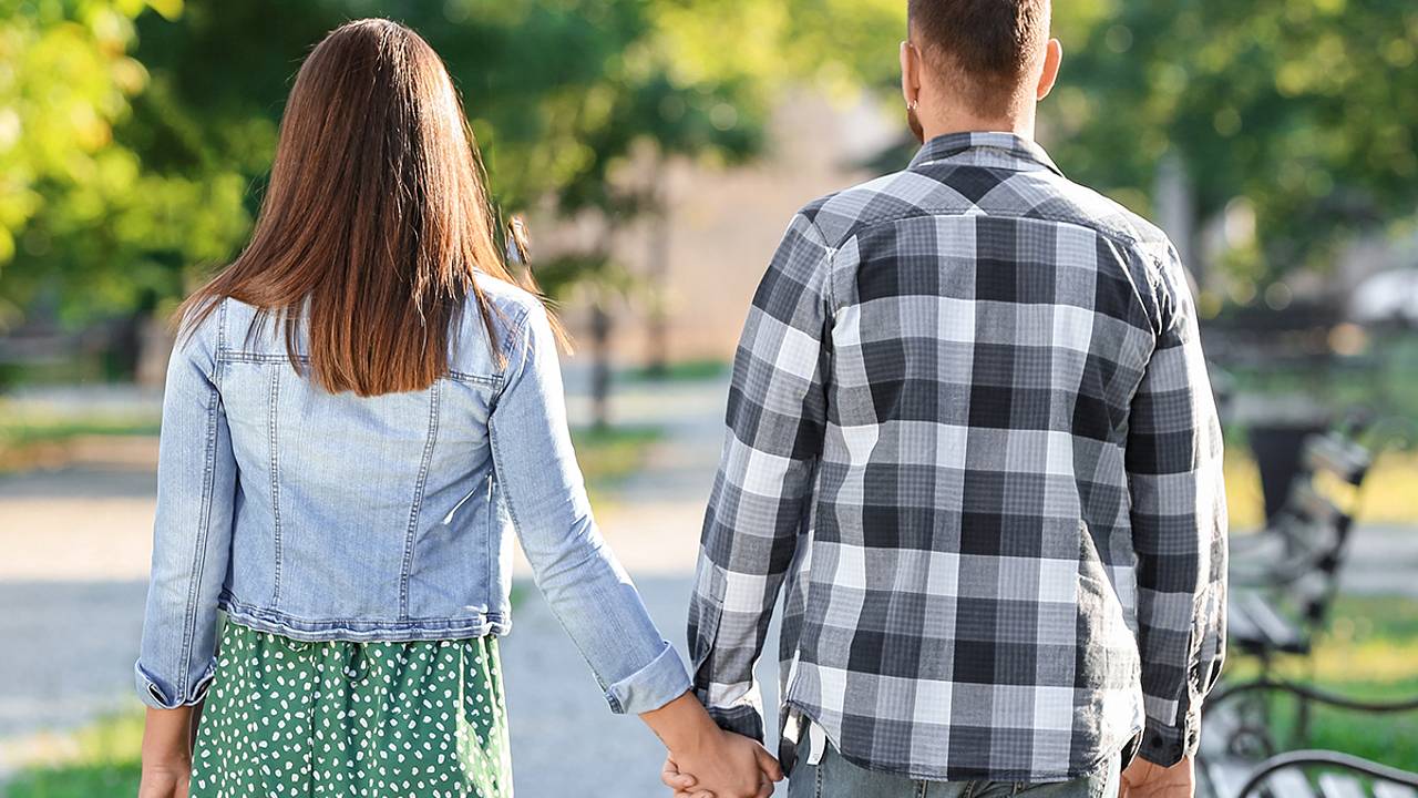 Отношения пары оказались под угрозой из-за свадьбы их родителей