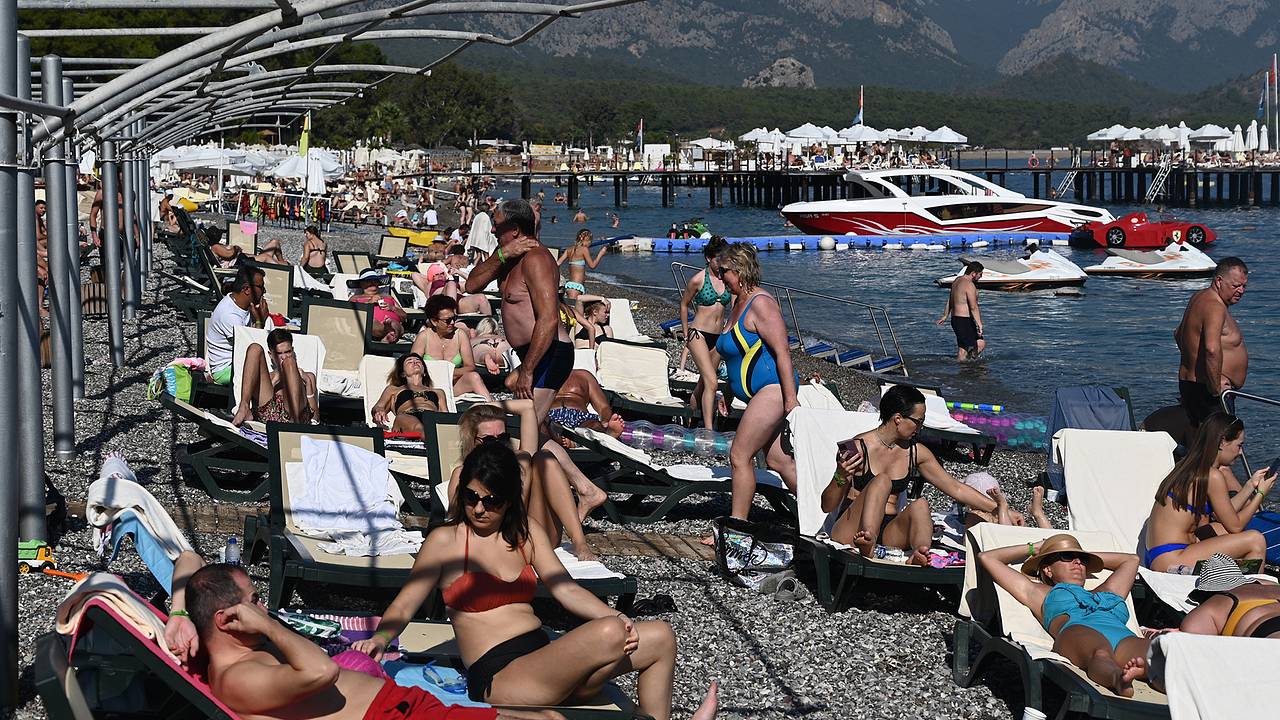 Россияне рассказали о самых стыдливых привычках соотечественников за рубежом