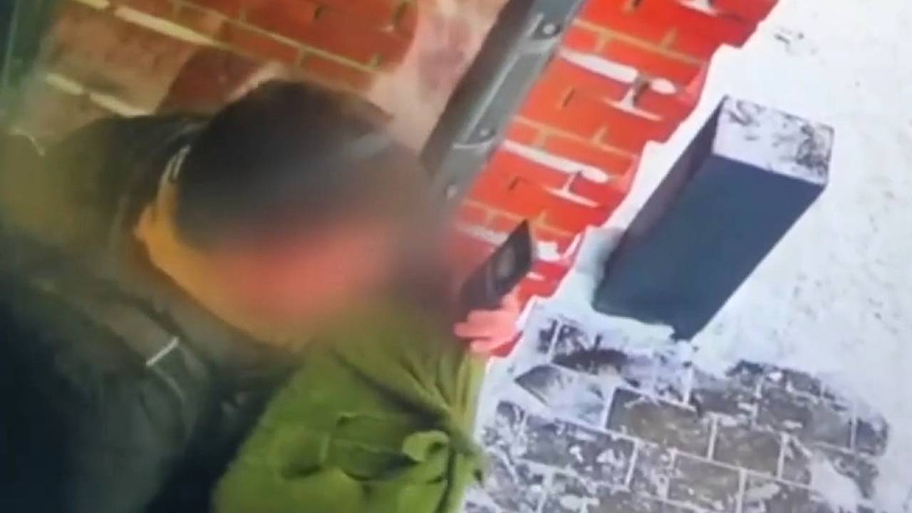 Вышедший на улицу москвич с сейфом попал на видео Вышедший на улицу москвич с сейфом попал на видео