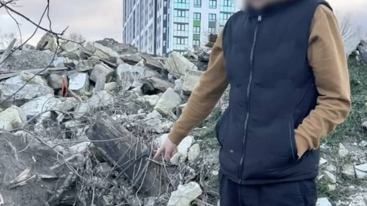 Гору камней показал мужчина ФСБ и попал на видео