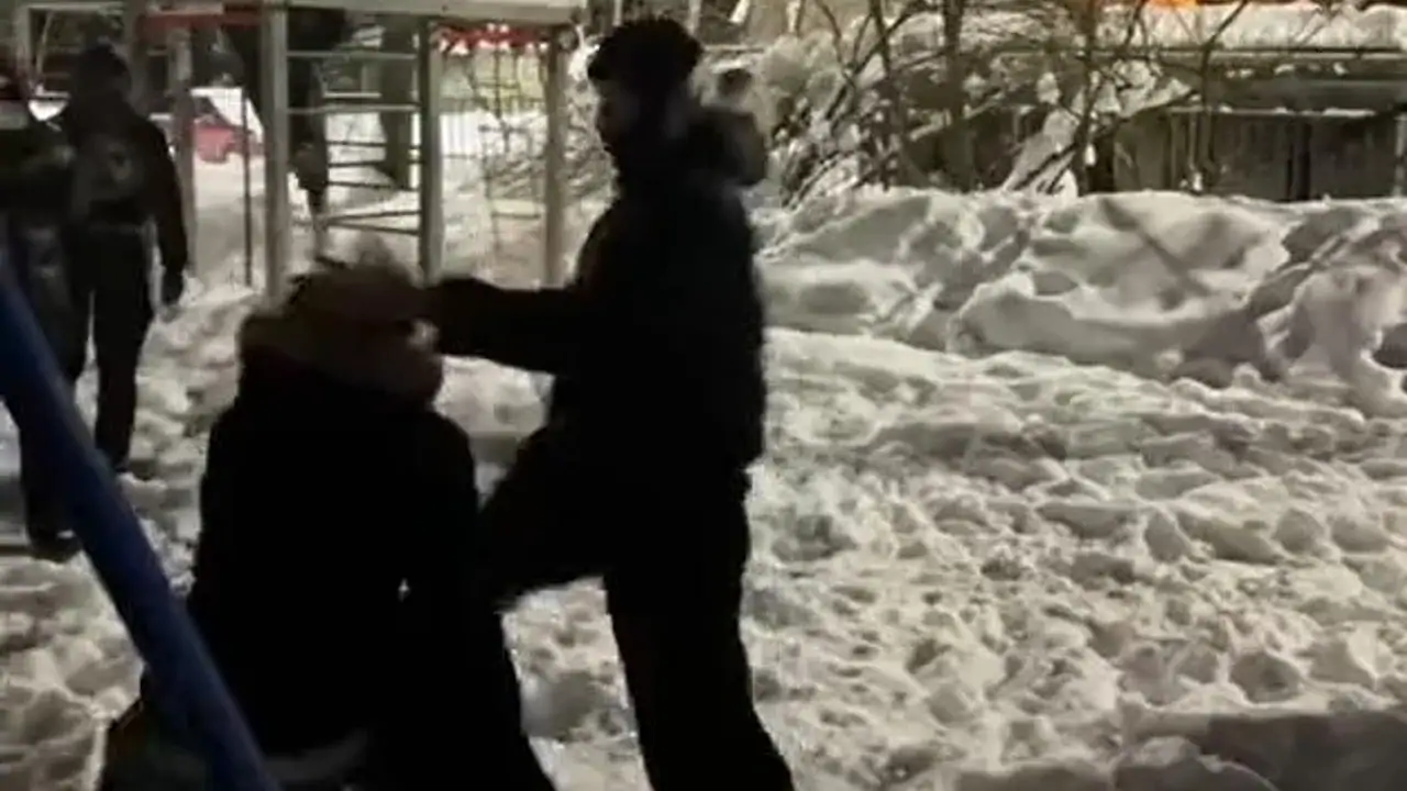 Десятки подростков в балаклавах начали без причин нападать на жителей города под Москвой