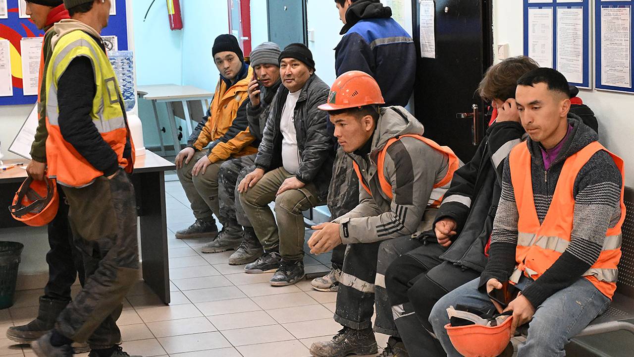Великобритания захотела привлечь к себе мигрантов из Средней Азии