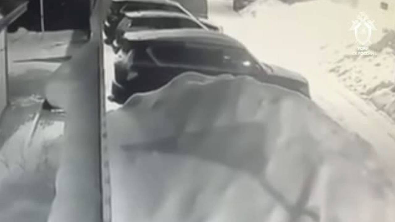 Допрос подозреваемого в подрыве российского предпринимателя попал на видео
