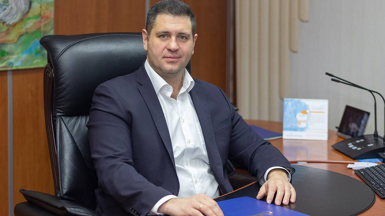 Топ-менеджера «Газпром нефти» задержали по делу о миллионых взятках. Что об этом известно?