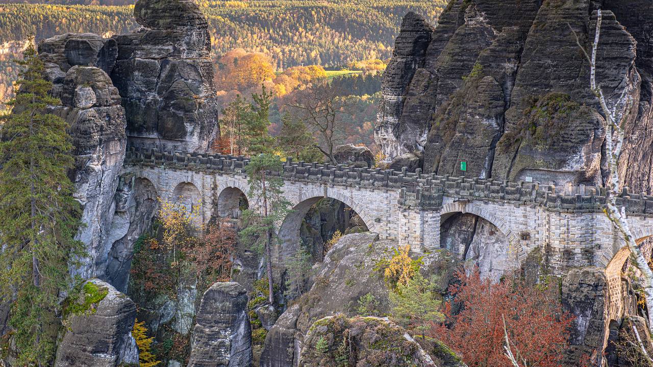 Турист попытался спасти свой мобильный телефон, упал со скалы и не выжил