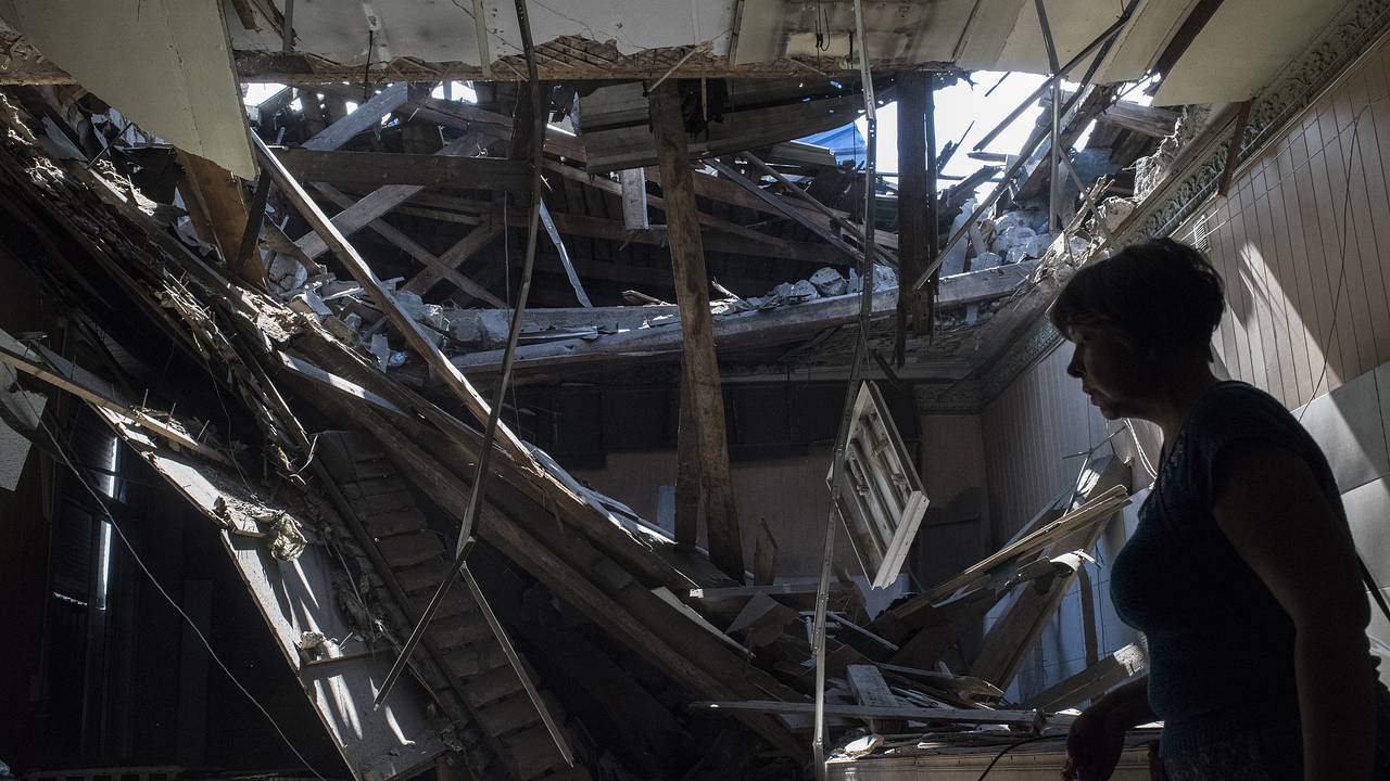 В российском городе в квартире пенсионерки рухнул потолок В российском городе в квартире пенсионерки рухнул потолок
