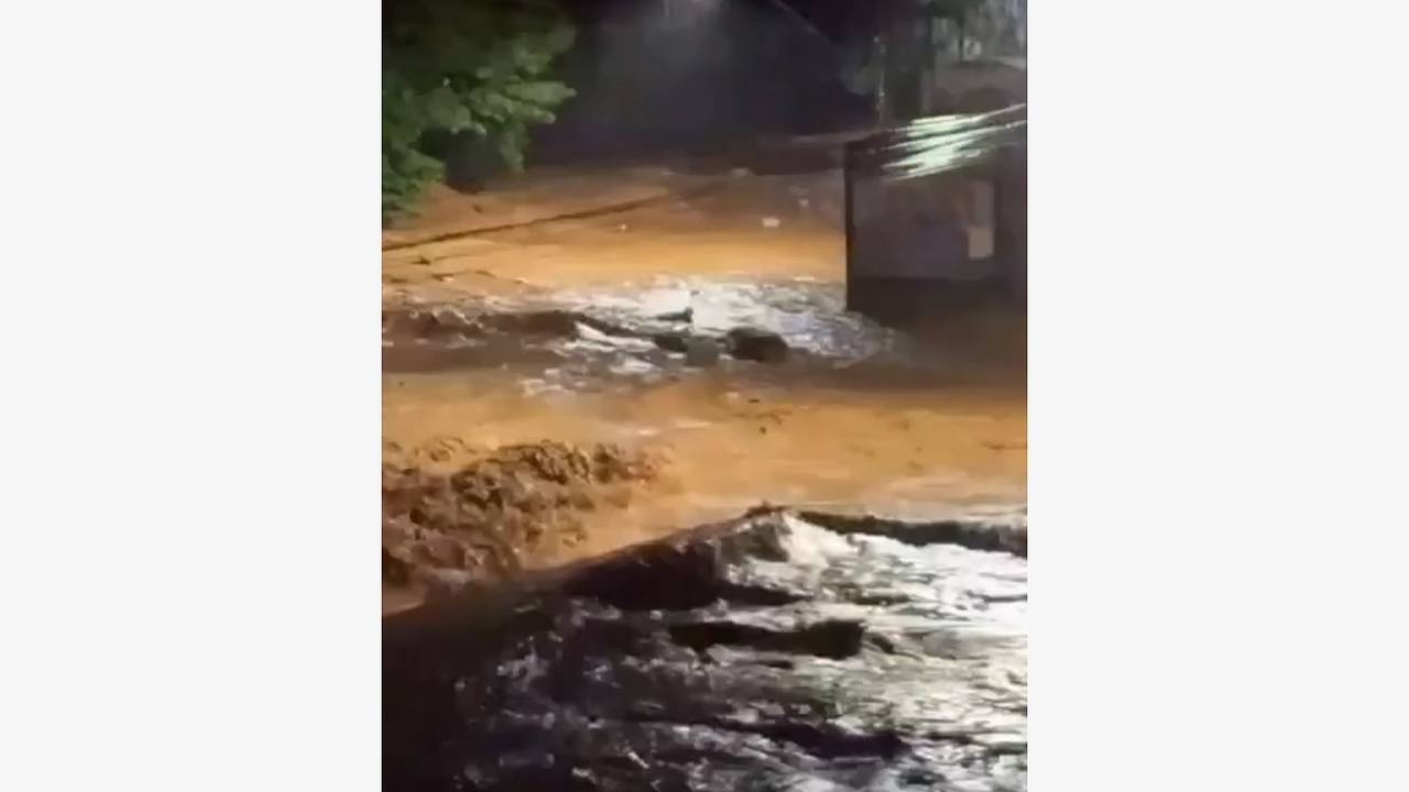 Плывущие по городу гробы во время наводнения попали на видео